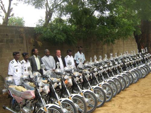 Remise des motos aux policiersImage makaila