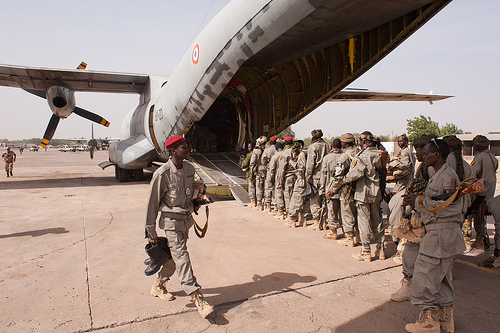 depart des militaires tchadiens en Hercule C130 by flickr